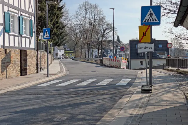 Bisher war der Fußgängerüberweg nur provisorisch hergerichtet, in den Ferien folgt der Endausbau.  | Foto: Stadt Wiehl