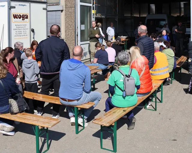 Im Anschluss an die Aktion „Frühjahrsputz in Zülpich“ fanden sich wieder viele Helferinnen und Helfer am Baubetriebshof der Stadt Zülpich ein, wohin Bürgermeister Ulf Hürtgen sie als Dankeschön zu einem gemütlichen Beisammensein bei Würstchen, Laugengebäck und gekühlten Getränken eingeladen hatte. | Foto: Stadt Zülpich / Christian Antons