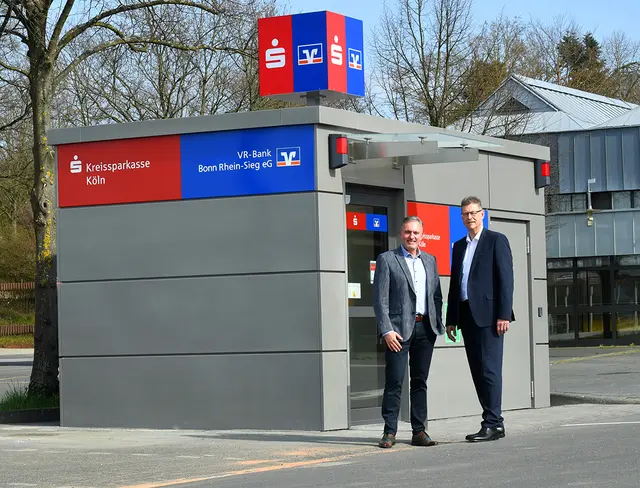 Holger Hürten (links, Vorstandsvorsitzender der VR-Bank Bonn Rhein-Sieg) und Ralf Klösges (rechts, Regionalvorstand der Kreissparkasse Köln), eröffneten den gemeinsamen SB Pavillon in Birk.
 | Foto: Kreissparkasse Köln