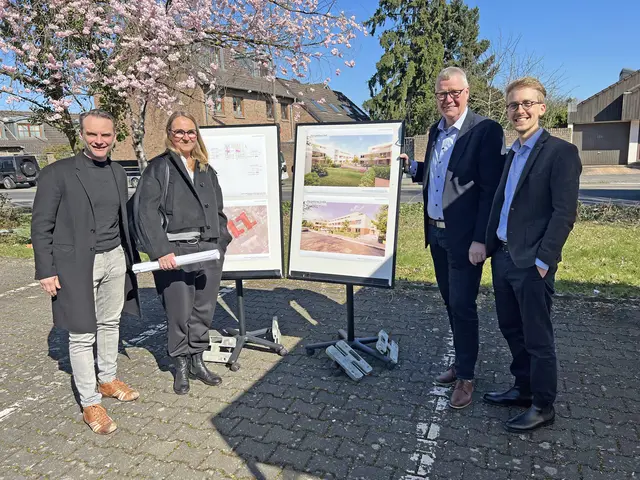 Sie stellten die Pläne für das künftige Anna-Schumacher-Haus vor (v.l.): Holger Kirsch, Heike Autermann, Matthias 
Hopster und Nils Fuchs. | Foto: Alexianer START GmbH/Claudia Wingens
