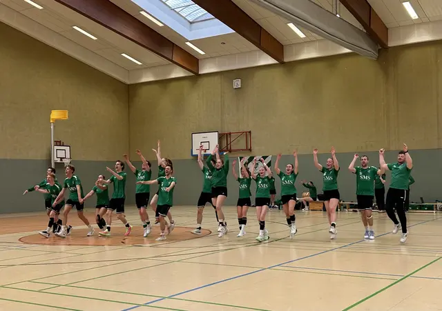 Das Team der TuS S1 jubelte über den Derbysieg.  Foto: Anne Küpper
