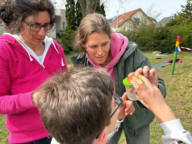 Zu Besuch bei den Seidenbienen: Caroline Jahn und Lehrerin Nina Morgenstern mit Schülern von der Rochusschule | Foto: Andrea Floß
