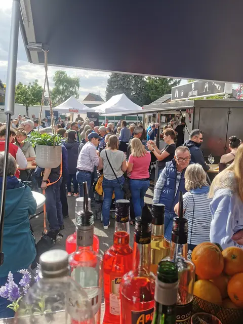 Der Elsdorfer Feierabend-Markt sorgt für Marktplatz-Atmosphäre mitten in der Stadt.  | Foto: Stadt Elsdorf