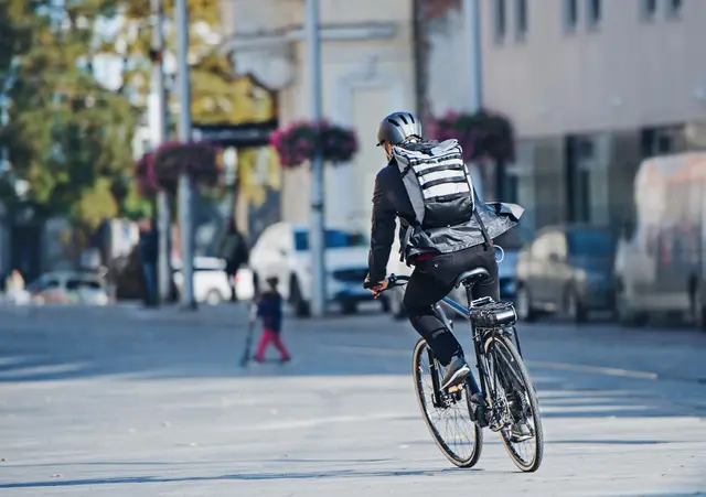 Wer an fünf Tagen wöchentlich jeweils rund 15 Minuten Fahrrad fährt, erzielt so bereits die empfohlenen 150 Minuten Bewegung. Foto: DJD/BusinessBike/Halfpoint - stock.adobe.com