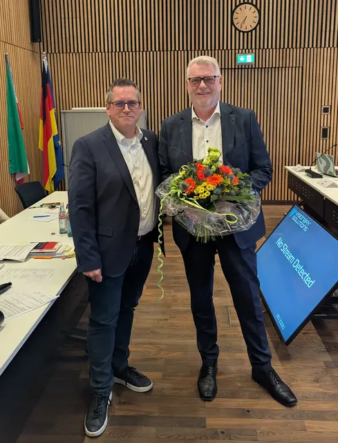 Rudolf Nitsche (r.) wurde von Bürgermeister Sascha Solbach nach der Wahl des Bedburger Stadtrats feierlich für die neue Aufgabe verpflichtet.  | Foto: Stadt Bedburg