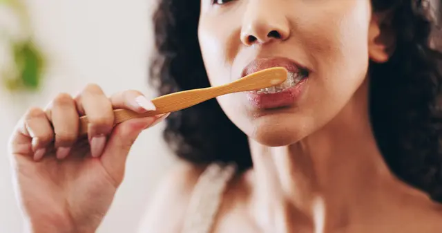 Gesund beginnt im Mund: Mit der richtigen Reinigung und bewusster Ernährung bleiben Zähne und Zahnfleisch stark und widerstandsfähig. Foto: DJD/Dentinox/123RF/peopleimages12