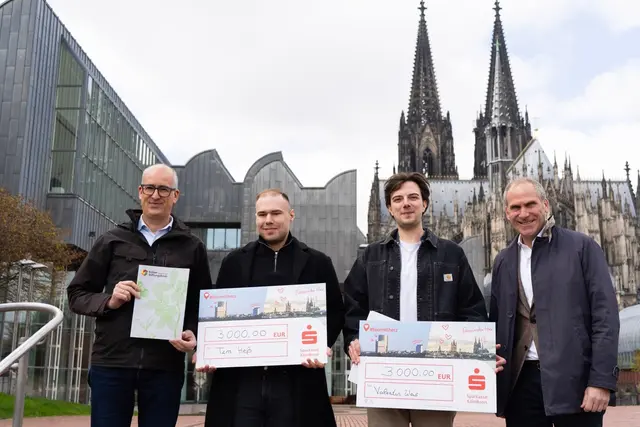 Dr. Thomas Günther, Vorstand des Vereins Bildung Fördern e.V., Maler und Lackierer Tim Heß, Steinmetz und Steinbildhauer Valentin Weis und Kreishandwerksmeister Nicolai Lucks (v.l.).

 | Foto: Kreishandwerkerschaft Köln