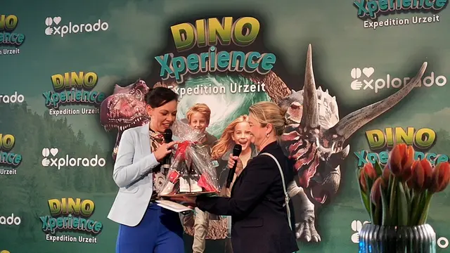 Bürgermeisterin Heike Jüngling übergibt das Begrüßungsgeschenk | Foto: Ricardo Kappel