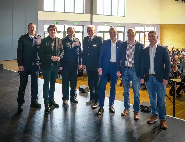 Bürgermeister Mario Dahm (2.v.li.) bedankte sich auf der Jahreshauptversammlung der Feuerwehr bei den ehrenamtlichen Feuerwehrmännern und -frauen für ihre Arbeit, die einen immens wichtigen Beitrag zur Sicherheit der Bürgerinnen und Bürger leisten. | Foto: Stadt Hennef