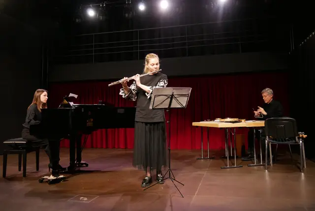 Oksana Shnit, Klavier, Mariya Kostina, Flöte, und Günther Wiesemann, Schlaginstrumente, bei der zeitgenössischen Komposition "Hierhin, hier, Ort".  | Foto: Anita Brandtstäter