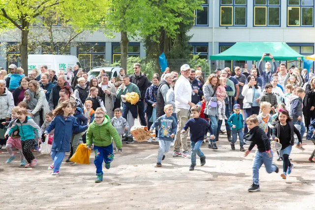 Vizepräsident Marcel Katzbach des Senats der KG Alt-Paffrath zählte den Countdown zum anschließenden „Run“ auf die versteckten bunten Ostereier. Foto: Axel König