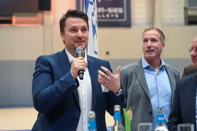 Troisdorfs Bürgermeister Alexander Biber, im Hintergrund Investor Frank Stommel. | Foto: Seim / pro Troisdorf