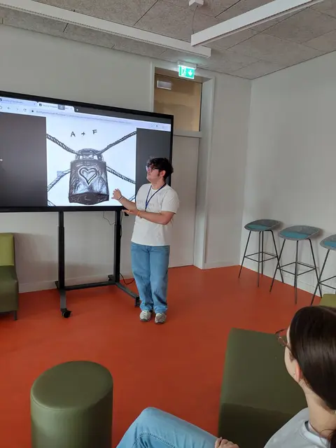 Fily Cannella stellt seinen Debüt-Roman vor. | Foto: Gesamtschule am Michaelsberg