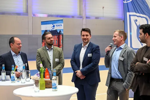 Investor Frank Stommel (2. von rechts) im Interview mit Christian Seigerschmidt (pro Troisdorf). | Foto: Seim/pro Troisdorf