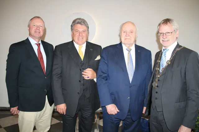 Altbürgermeister Wilhelm Schmitz (2.v.r.) beim Festakt zu seinem 90. Geburtstag im Kapitelsaal des Rathauses. | Foto: Foto RAG  Harald Zeyen