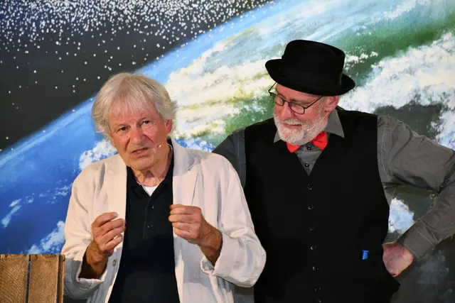 Volker Risch (links) und Michael Panthen nahmen ihr Publikum mit auf eine poetische Reise zu den Besonderheiten des Lebens. | Foto: Ulrike Clever