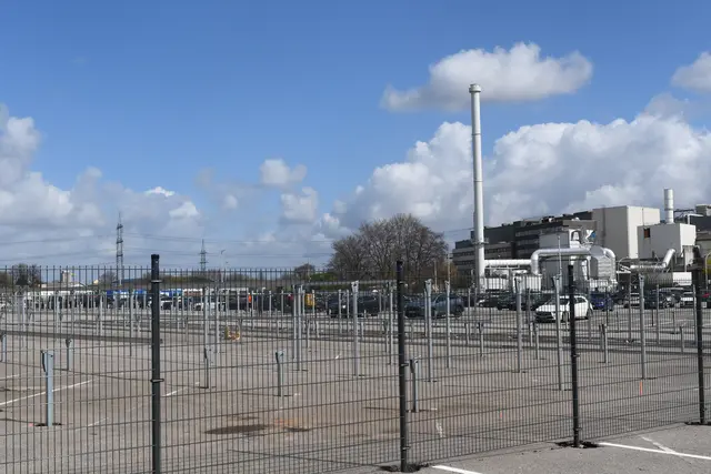 Das Eisenwerk errichtet derzeit eine riesige PV-Anlage auf Teilen des Parkplatzes an der Köln Straße. | Foto: Foto Brodüffel