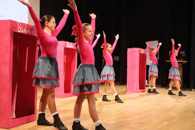 Tanz der Mini-Wolpis „Barbie“  | Foto: Michael Kupper