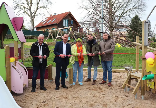 Es kann wieder gespielt werden (von links): Uwe Grote (3. stv. Bürgermeister), Bürgermeister Matthias Schmitz, Brigitte Bäcker-Gerdes (2. stv. Bürgermeisterin), Dr. Fabian Feldmann (Abteilungsleiter Jugendförderung) und Andreas Behncke (Sozialdezernent eröffneten den neu gestaltetet Spielplatz. | Foto: Stadt Lohmar