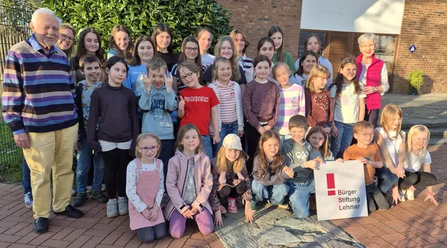 Auf das neue Outfit freuen sich mit den Kindern (von links): der Vorsitzende Rudolf Wingenfeld und die Chorleiterin Barbara Wingenfeld (links) sowie Gabriele Willscheid von der Bürgerstiftung (rechts). | Foto: BürgerStiftungLohmar