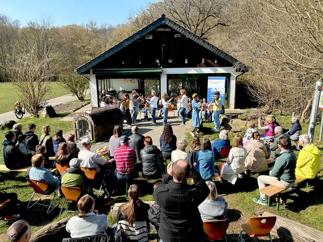 Beim Matineekonzert mit Fiolpur erfreute sich das Publikum nicht nur an der Musik sondern auch am herrlichen Wetter vor der Naturschule im Aggerbogen.
 | Foto: Stadt Lohmar