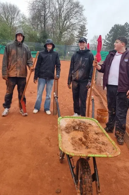 Zahlreiche Clubmitglieder haben bei der Aktion ‚Frühjahrsglanz‘ mitgeholfen, die Anlage für den Sommer ‚schick‘ zu machen. Zugegeben, es war etwas verregnet, aber dem Eifer der vielen Helfer tat das keinen Abbruch. | Foto: TC Lohmar
