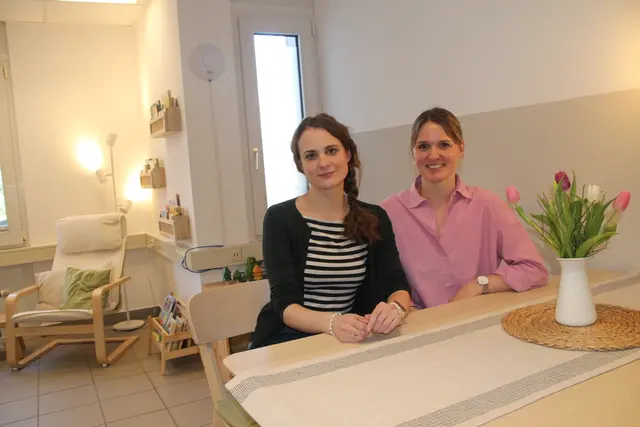 Nicole Mrzigold, Leiterin der VHS Bergisch Gladbach, und Denise Dörstel, Leiterin des Mehrgenerationenhauses, stellen im neuen Begegnungsraum, dem Offenen Treff des Mehrgenerationenhauses, die Kooperation der beiden Einrichtungen vor. Foto: Flick 