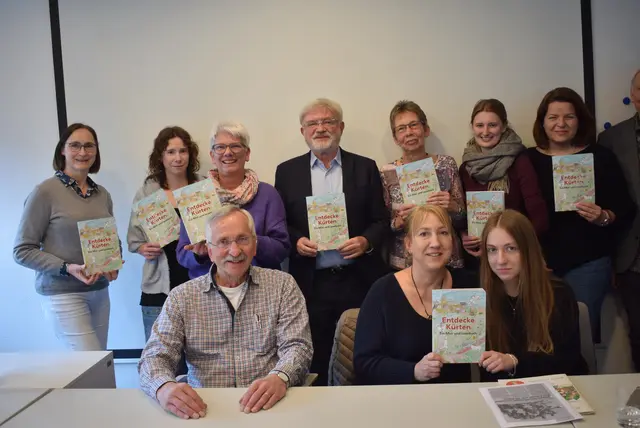Stifter Dr. Jürgen Rembold (stehend, Mitte) und Elisabeth Coester (rechts daneben) freuten sich mit Vertretern des Geschichtsvereins, einigen Schulleitern und -abgeordneten die ersten Exemplare des neuen Buchs überreichen zu können. Foto: Hoeck