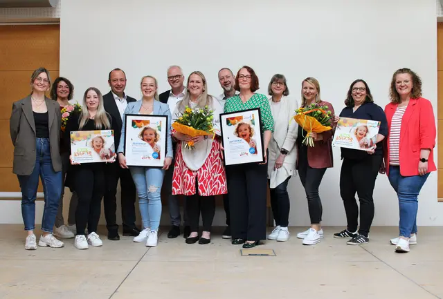 Gruppenbild bei der Zertifizierung (von links): Vreda Can (Fachberatung Kindertagespflege, Stadt Lohmar), Yasmin Gross (Projektkoordination, Gesundheitsamt, Rhein-Sieg-Kreis), Vanessa Besant (GTP Donrather Spatzen), Matthias Schmitz (Bürgermeister der Stadt Lohmar), Jil Kümmler-Lutomski (GTP Donrather Spatzen ), Ralf Thomas (Abteilungsleiter, Gesundheitsamt, Rhein-Sieg-Kreis), Patricia Lindenberg (GTP Kinderstube Giräffchen), Frank Wirtz (Techniker Krankenkasse), Judith Linneborn-Zemann (GTP Kinderstube Giräffchen), Yvonne Mankel (Fachliche Leitung KiTS Kindertagespflege Alternative LebensRäume), Irene Pries (GTP Donrather Spatzen), Bronja Faßbender (Abteilungsleitung Kindertagesbetreuung, Stadt Lohmar), Gela Kremer (Leitung des Amtes für Jugend und Familie, Stadt Lohmar) | Foto: Stadt Lohmar