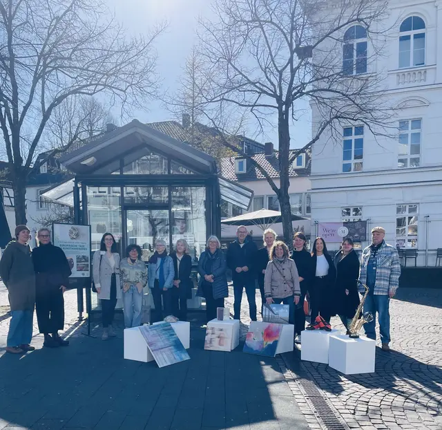 Vorfreude auf die zweitägige Veranstaltung (von links): Katja Zander (Künstlerin am Hohlweg), Ines Rother (Atelier Ines Rother, Keramik und Malerei), Jenny Kowalczyk (VHS Rhein-Sieg zu Workshops), Elpida Gerassimidou (Atelier Maniatis, Schmuck), Karin Dornbusch (Keramikerin und Künstlerin am Hohlweg), Barbara Lehnard (Künstlerin am Hohlweg), Sigrid Mülders (Künstlerin am Hohlweg), Bürgermeister Stefan Rosemann, Susanne Haase-Mühlbauer  (Kulturbeiratsvorsitzende), Delia Sedlmeier (Profifotografin), Petra Göldner (Projektleitung ETAK &amp; KUNST HAND WERK Siegburg), Miriam Rousseau (Fachbereichsleiterin Tourismusförderung), Nadine Weißenfels (Schuhmacherei Becker) und Gerald Kurz (Metallgestalter). | Foto: Tourismusförderung Siegburg