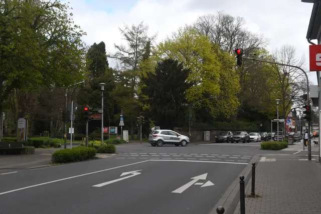 Am Mittwoch, dem 8. April wird die Ampelanlage im stark frequentierten Kreuzungsbereich Ernst-Reuter-Straße/Bachemer Straße in Gleuel erneuert. | Foto: Foto Brodüffel