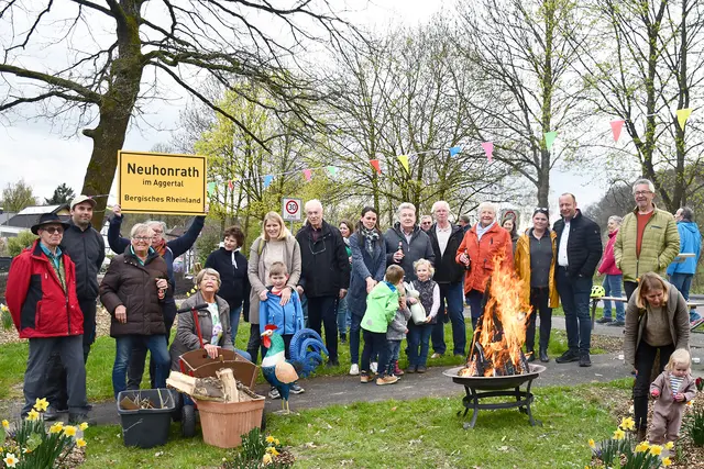 Lohmars Bürgermeister Matthias Schmitz gesellte sich zur Neuhonrather Dorfgemeinschaft. Alle genossen das Beisammensein am Osterfeuer. Bei angenehmen Temperaturen und inmitten der zahlreichen Osterglocken, Tulpen und Narzissen kam Frühlingsfeeling auf. Die vorgezogenen Zwiebelpflanzen wurden von Rüdiger Ramme vom Lohmarer Gartencenter spendiert und vor ein paar Wochen unter der Regie von Paul Höher von zahlreichen Freiwilligen der Dorfgemeinschaft ausgepflanzt.  | Foto: Ulrike Clever