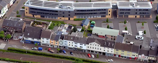 Die Mechernicher Bahnstraße (unten) wird für rund ein Jahr teilweise „umgedreht“. Dafür muss sie am 7. April zwischen den Einmündungen Blankenheimstraße und Weierstraße voll gesperrt werden. | Foto: Archiv/pp/Agentur ProfiPress