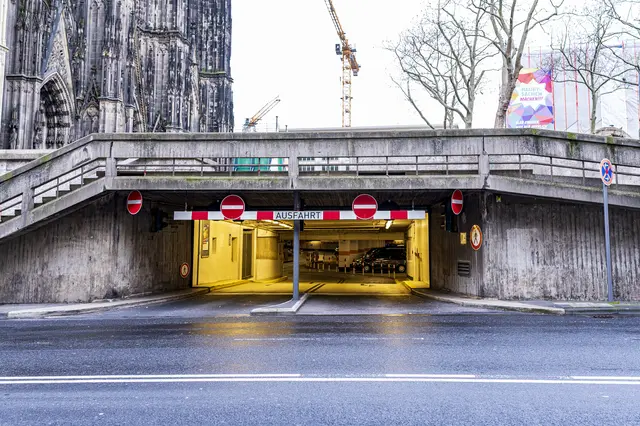 die Tiefgarage unter der Domplatte. | Foto:  Alexander Roll