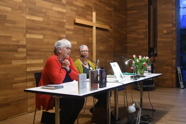 Dr. Viktoria Hertling (1.v.l.) ist die Nachlassverwalterin der vor den Nazis geflohenen Autorin Lili Körber.  | Foto: Foto Brodüffel