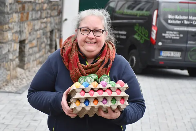 Frauke Möschler vom Kräuterladen Wahlscheid überraschte die Neuhonrather mit zahlreichen bunten Ostereiern. | Foto: Ulrike Clever
