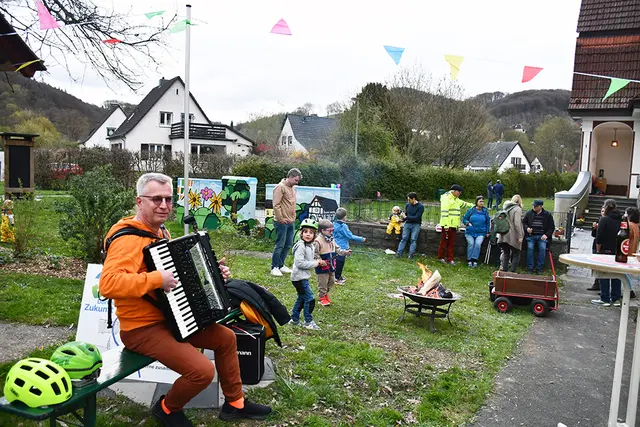 Axel Friedrich von den Naafbachtaler Stubenhockern sorgte mit seinem Schifferklavier für den richtigen Rhythmus. | Foto: Ulrike Clever