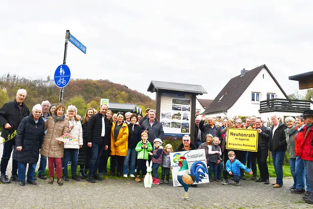 Die Dorfgemeinschaft Neuhonrath und Auel freut sich über die neue Tafel am Historischen Rundweg von Wahlscheid, die aufschlussreiche Einblicke in die Dorfgeschichte von Neuhonrath gibt. Ein herzliches Dankeschön an den VVW, der für die Errichtung gesorgt hat. | Foto: Ulrike Clever