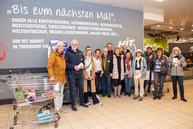 Mitwirkende von der Tafel Troisdorf, vom Rotary Club Troisdorf mit der Filialleitung des Hit-Marktes in Sieglar waren mit dem Ergebnis der Sammlung sehr zufrieden. | Foto: Rotary Troisdorf