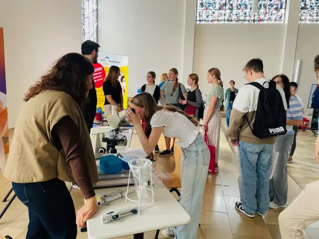 Jede Menge Einblicke und Anregungen gibt die Studien- und Berufsorientierungsmesse in Neunkirchen. Auch im vergangenen Jahr, als das Antoniuskolleg die Messe ausgerichtet hatte, kamen zahlreiche Schülerinnen und Schüler mit ihren Eltern, um sich zu informieren. | Foto: Archiv / Antoniuskolleg Neunkirchen-Seelscheid