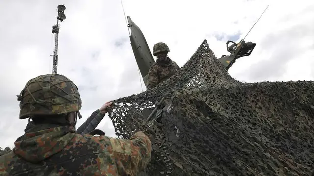 Je nach Gefechtslage müssen die Soldaten ihre IT-Services innerhalb weniger Stunden auf- und abbauen. | Foto: Foto  Bundeswehr