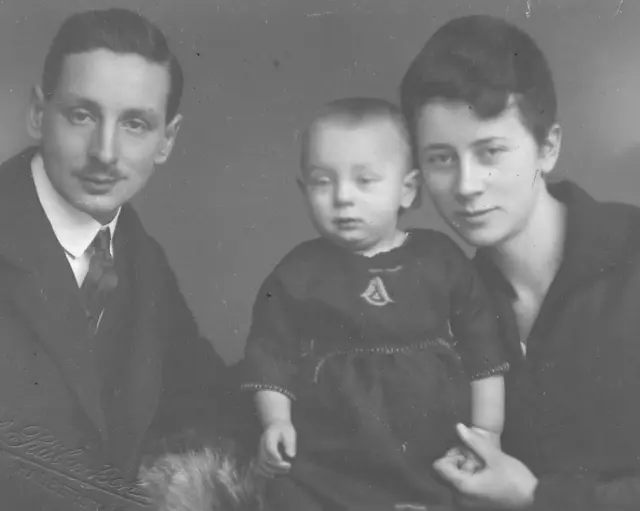 „Mama als Kind - sie hat sich so gern an früher erinnert." Fotos wie dieses sind ab 17.04.26 in der Ausstellung der Lokalen Allianz für Menschen mit Demenz im Anton-Heinen-Haus zu sehen.  | Foto: Christa Wolf