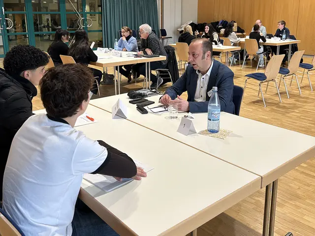 Auch Bürgermeister Matthias Schmitz stellte sich den Fragen und Anliegen der Schülerinnen und Schülern. | Foto: Stadt Lohmar