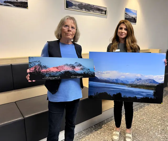 Solveig Kaulard (l.) öffnet mit Klinikgeschäftsführerin Nasanin Chenari das "Tor zur Arktis" | Foto: Helios Klinik Wipperfürth