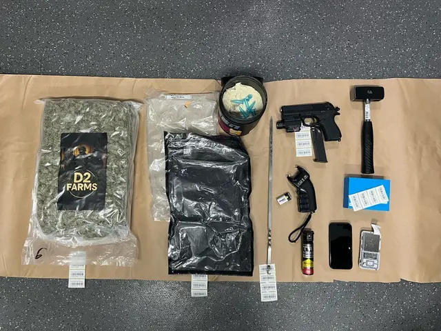 Drogen und Waffen stellte die Polizei bei einer Kontrolle sicher. | Foto: Polizei Köln