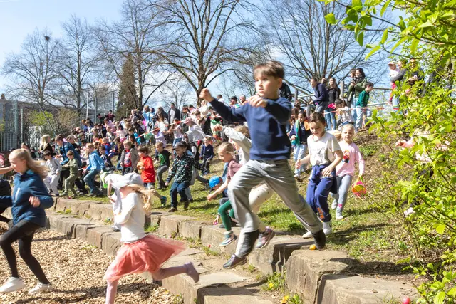 Die 7- bis 14-Jährigen starteten getrennt von den kleineren Kindern zur Suche nach Ostereiern. Foto: Axel König