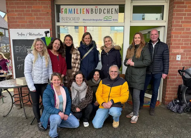 Ein starkes Netzwerk: die Kooperationspartnerinnen und -partner bei der Eröffnung des Burscheider Familienbüdchens. Foto: Rheinisch-Bergischer Kreis/ Nina Eckardt