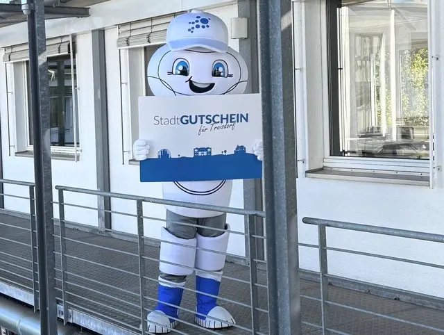 Maskottchen "SmarTa" mit dem Stadtgutschein. | Foto: Stadtwerke Troisdorf