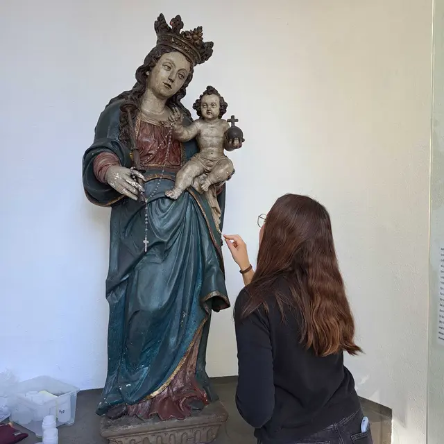 Mit einem Wattestäbchen nahm die Restauratorin Proben und reinigte die Figur. | Foto: Korte-Böger