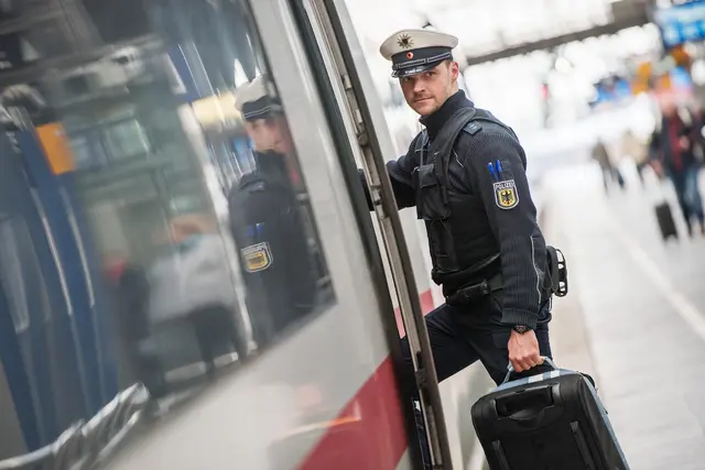 Symbolbild eines Beamten im Einsatz am Bahnhof. | Foto: Bundespolizei